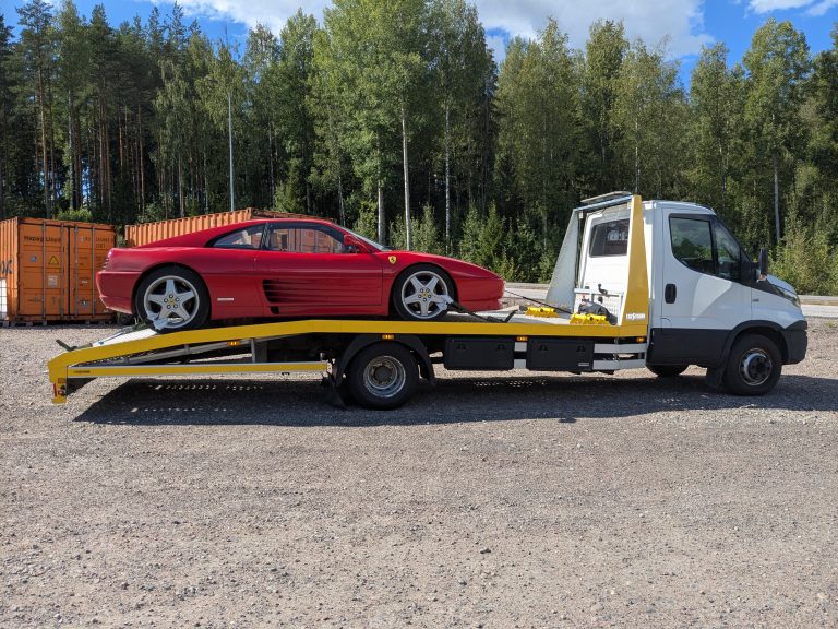 Eero Garage hinauspalvelu hinaamassa Ferrari autoa Pirkanmaalla